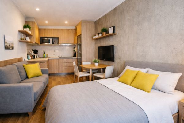 Studio compacto com ambiente integrado de sala, quarto e cozinha