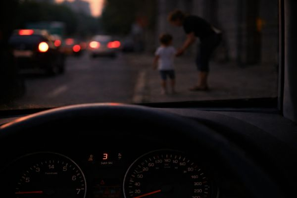 O sinal Hoje uma mulher ofereceu paçoquinha na janela do carro. Tão acostumado com essas situações, disse não. Ao avançar, vi a mulher abraçar, beijar e brincar, sorrindo, com uma menina pequena. Segui. Mas senti uma tristeza enorme.